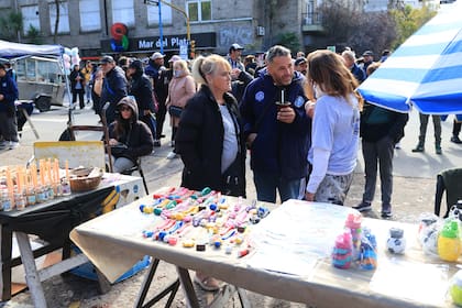 Los manifestantes montaron estructuras metálicas y mostradores a ambos lados del cruce de Luro e Yrigoyen