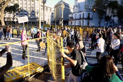 Los manifestantes movieron las vallas de Plaza de Mayo