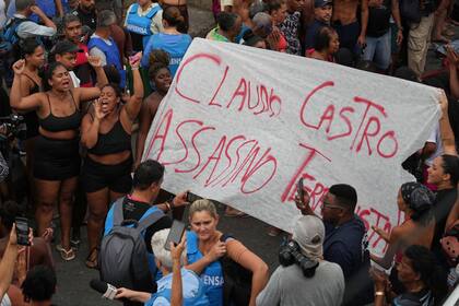 Los manifestantes muestran carteles contra Claudio Castro, gobernador de Río de Janeiro