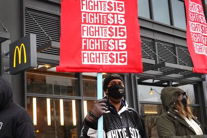 Los manifestantes participan en una protesta frente a la sede corporativa de McDonalds el 15 de enero de 2021 en Chicago, Illinois, como parte de un esfuerzo nacional que pide que se aumente el salario mínimo a 15 dólares por hora