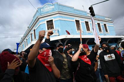 Manifestantes participan en una protesta exigiendo la renuncia del presidente guatemalteco Alejandro Giammattei, en la Ciudad de Guatemala el 22 de noviembre de 2020