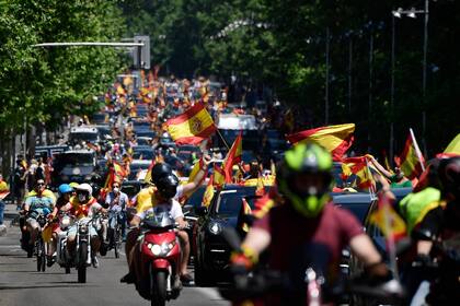 Los manifestantes participan en una protesta de "caravana por España y su libertad" del partido de extrema derecha Vox contra el gobierno español en Madrid