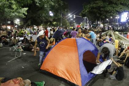 Los manifestantes pasaron la noche del lunes sobre la avenida 9 de julio y prometen extender la protesta si sus reclamos no son atendidos por el Ministerio de Desarrollo Social 