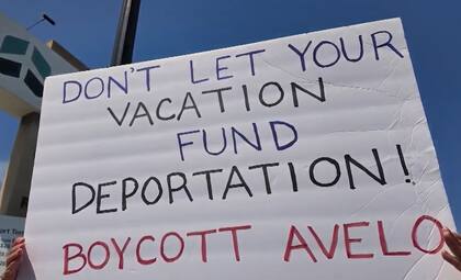 Los manifestantes pidieron que los usuarios no utilicen la aerolínea y que apoyen el boicot