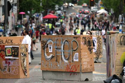 Los manifestantes por el asesinato de George Floyd y la brutalidad policial establecieron una zona autónoma en la ciudad de Seattle