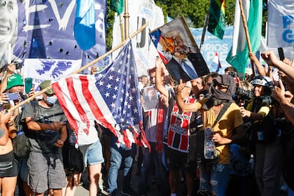 Los manifestantes prendieron fuego banderas estadounidenses