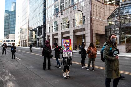 Los manifestantes protestan antes de que comience la selección del jurado del juicio por el crimen de George Floyd, el 8 de marzo de 2021 en Minneapolis, Minnesota