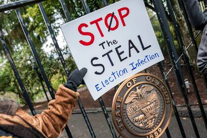 Los manifestantes que apoyan a Trump protestan frente a la residencia de la gobernadora Kate Brown, Mahonia Hall, el 21 de noviembre de 2020 en Salem, Oregón