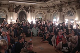 Forcejeos en la Agencia de Discapacidad en una protesta contra los recortes del gobierno de Milei