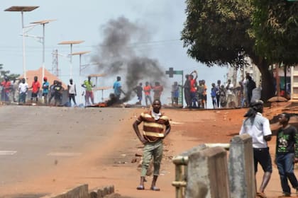 Los manifestantes queman basura y bloquean carreteras en Conakry el 21 de marzo de 2020, en vísperas del referéndum de Guinea-Bisáu a favor de una nueva Constitución