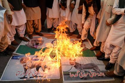 Los manifestantes queman carteles con imágenes del primer ministro indio Narendra Modi durante una protesta en Quetta el 6 de agosto de 2019, un día después de que India despojara a la disputada región de Cachemira de su autonomía especial
