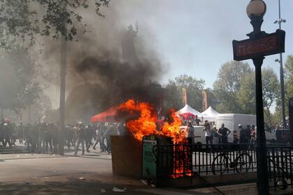 Los manifestantes quemaron contenedores. Muchos fueron reprimidos por las fuerzas policiales francesas.