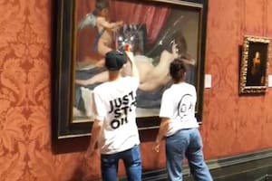 Dos activistas climáticos atacaron a martillazos la Venus del Espejo de Velázquez
