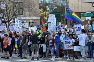 Los manifestantes rechazaron las políticas migratorias y de género impuestas por el gobierno de Trump