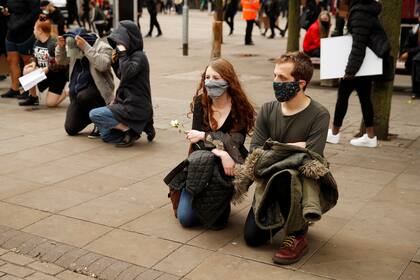Símbolo de las protestas, los manifestantes se arrodillan en Manchester
