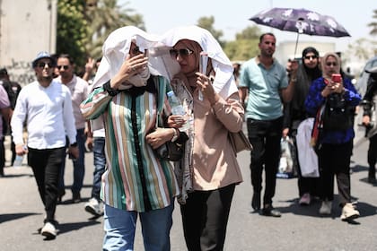 Los manifestantes se cubren la cabeza con una bufanda durante una protesta cerca de la Embajada de Turqua en Bagdad, contra la escasez del suministro de agua de los ros ufrates y Tigris