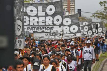 Los manifestantes se dirigen a Plaza de Mayo