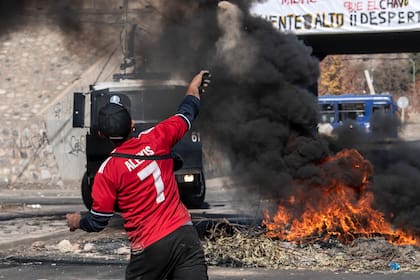 Los manifestantes se enfrentan con la policía antidisturbios durante una protesta contra el gobierno del presidente chileno, Sebastián Piñera, en medio de la pandemia de coronavirus, en Santiago, el 25 de mayo de 2020
