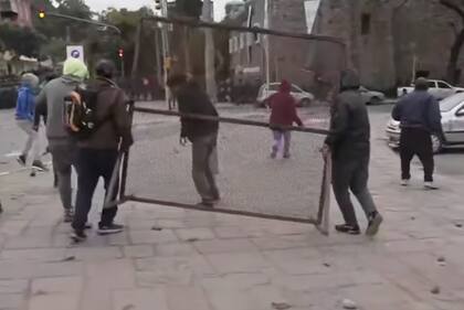 Los manifestantes se enfrentaron con la policía en la Legislatura jujeña