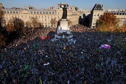 Los manifestantes se reúnen en la Place de la Republique en París durante una protesta contra el proyecto de ley de "seguridad global"