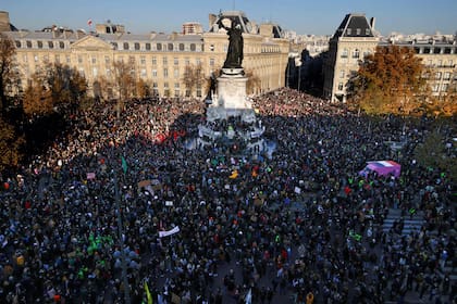 Los manifestantes se reúnen en la Place de la Republique en París durante una protesta contra el proyecto de ley de "seguridad global"