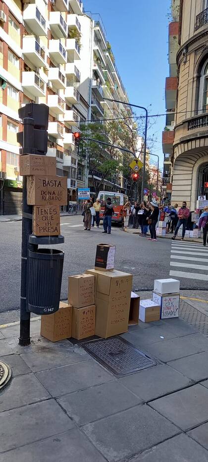 Los manifestantes se reunieron en la esquina de Juncal y Uruguay