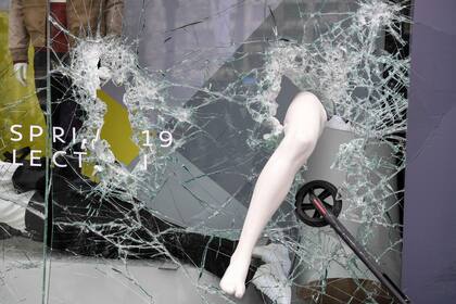 Los manifestantes también atacaron locales ubicados sobre la lujosa avenida de París