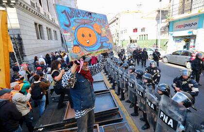 Los manifestantes y la policía, cara a cara en el Congreso