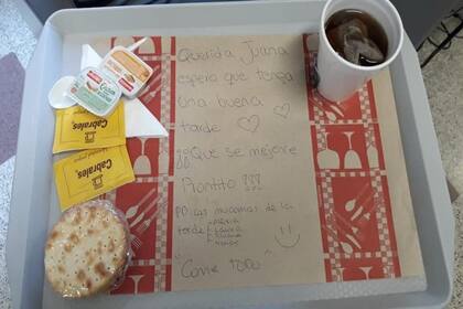 Los manteles de las bandejas llegan con mensajes de ánimo para los pacientes