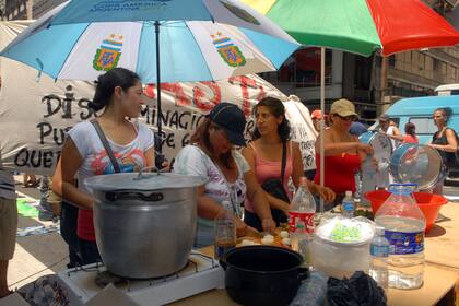 Los manteros protestan con una olla popular en Corrientes y Florida