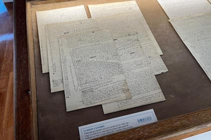Los manuscritos de Borges permiten acercarse a la intimidad de la escritura del autor