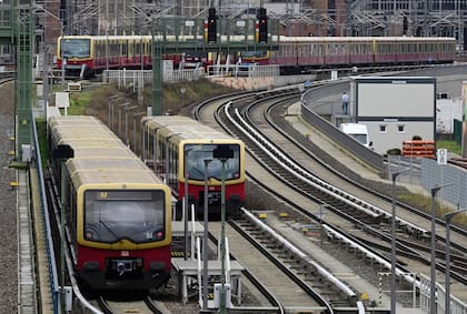 Los maquinistas alemanes realizan esta semana una huelga de seis días, anunció el sindicato GDL, el 22 de enero de 2024, la huelga más larga hasta ahora en una creciente disputa con Deutsche Bahn sobre salarios y horas de trabajo.