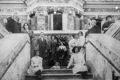 Los Marcone Cheirasco habitaron el Palacio San Carlos hacia 1919.