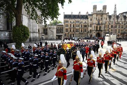 Los marineros de la Royal Navy caminan delante y detrás del ataúd de la reina Isabel II desde la Abadía de Westminster hasta Wellington Arch