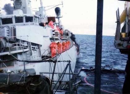 Los marinos del HMS Ardent  se preparan para abandonar la nave y abordar el HMS Yarmouth. 