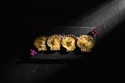 Los mariscos son uno de sus platos estrella, y la presentación no es un punto menor.