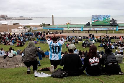 Los marplatenses se acercaron a la costa para ver el partido en pantalla gigante