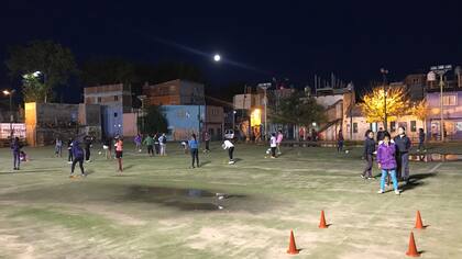 Los martes y jueves por la noche, cuando la cancha es dominada por las chicas de la 31