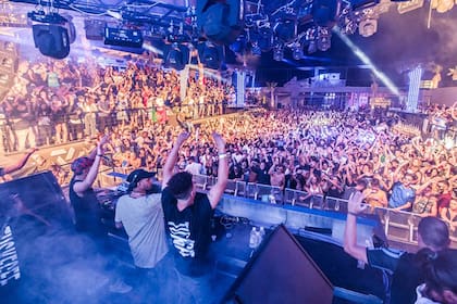 Los Martínez Brothers y Seth Troxler frente a una multitud en Croacia