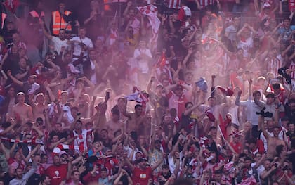 Los más de 40mil hinchas de Southampton que ocuparon su sector en Wembley festejan el regreso a la Premier League