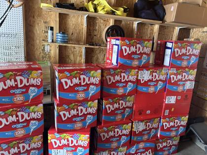 Los más de 50.000 chupetines que llegaron a la casa de Holly LaFavers; los compró su hijo Liam en Amazon