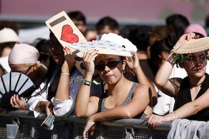 Los más fanáticos llegan bien temprano al festival para lograr un lugar privilegiado detrás de la valla que separa al público del escenario
