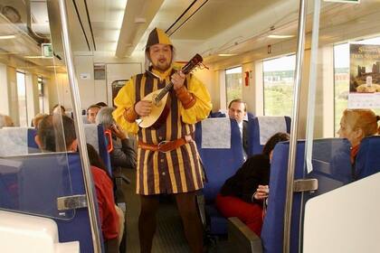Los más pintorescos personajes medievales acompañan a los pasajeros en el trayecto desde Madrid Chamartín en el Tren Medieval a Sigüenza