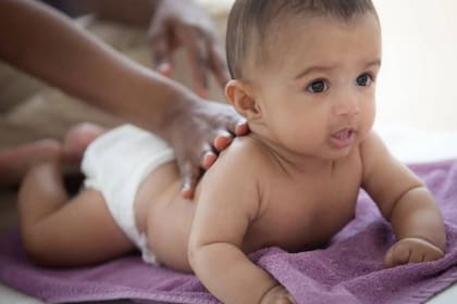 Los masajes, cuando se hacen correctamente, pueden aumentar el peso, prevenir las infecciones bacterianas y reducir la mortalidad infantil