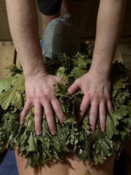 Los masajes se realizan con veniks, ramos de hojas de roble que normalizan la presión y calman el sistema nervioso