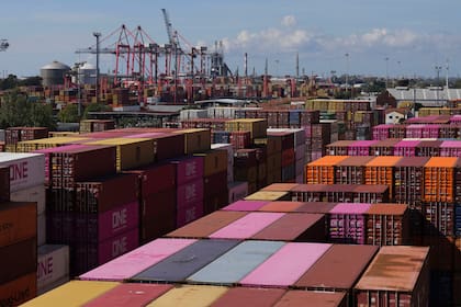 Los materiales importados enfrentan múltiples barreras internas: demoras aduaneras, logística, aranceles y carga tributaria
