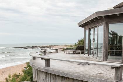 Los materiales nobles, como troncos, madera, piedra y cañas, tienen la coloración grisácea del paso del tiempo, que no invade visualmente el paisaje.