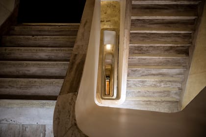 Los materiales nobles, sus líneas simples y depuradas y su forma geométrica ubican al edificio del ACA dentro de la corriente del racionalismo