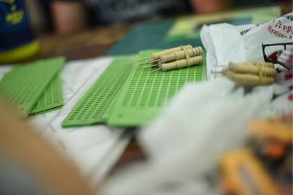 Los materiales para realizar la cartelería en braile son entregados por la intendencia de La Plata