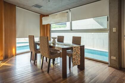 Los materiales que predominan en la casa: madera, vidrio y hormigón